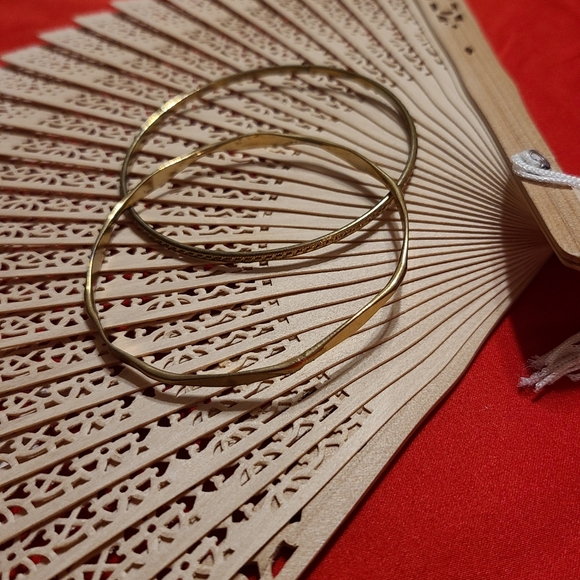 Elegant Gold Bangle Set So Unique And Pretty Collectible Bracelets - Picture 5 of 6